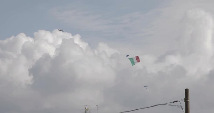 Paracadutista con la bandiera dell'Italia