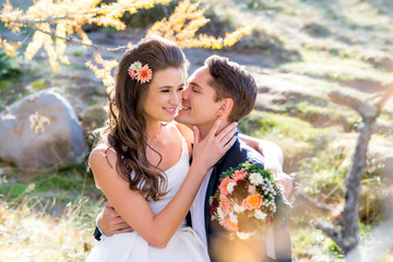 Glückliches Brautpaar bei der Hochzeit