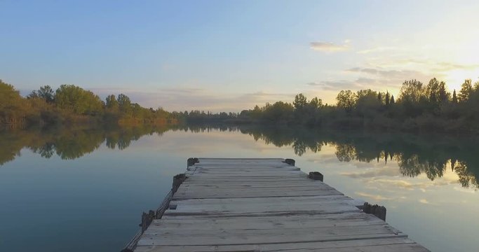 Piccolo molo di legno su un lago 