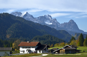 Fototapeta na wymiar Weiler Gerold vor Wettersteingebirge