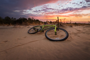 Fototapeta premium bike sunset dunes / camping trip spring landscape purple sky