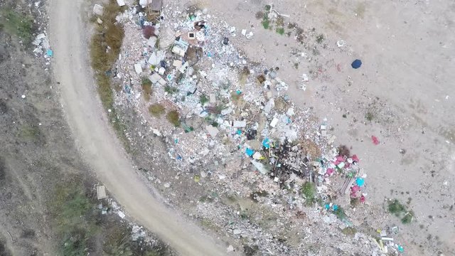 Escombros y monta&ntilde;a de basura desde dron