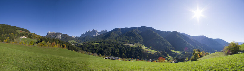 Fototapeta na wymiar Panoramic view of Val di Funes