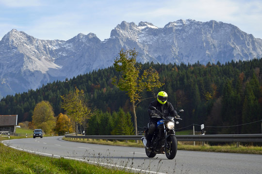 Motorradfahrer auf Alpenstraße vor Karwendel