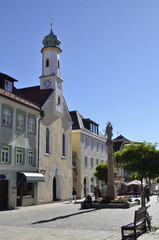 Fototapeta na wymiar Mariahilfkirche und Mariensäule am Obermarkt, Murnau