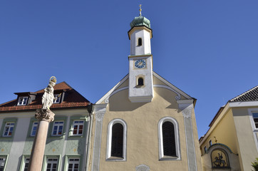 Obraz premium Mariahilfkirche und Mariensäule am Obermarkt, Murnau