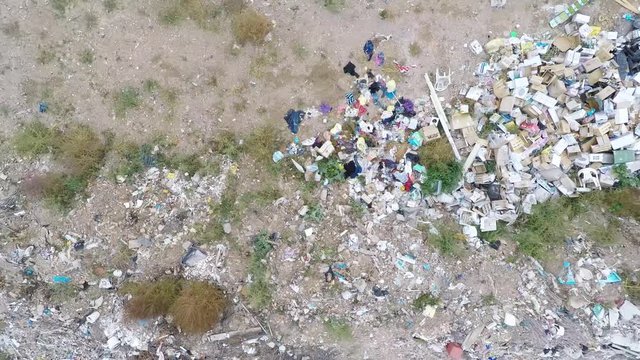Escombros y monta&ntilde;a de basura desde dron