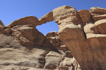 Fototapeta premium ワディ・ラムのジャバル・ウンム・ フルス岩橋