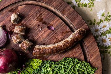 Bratwurst auf Holz mit Wirsing