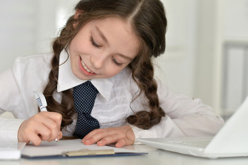 Naklejka premium Cute girl doing homework