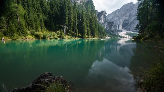 Bergsee in den Alpen im Zeitraffer