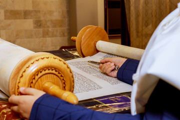 Hand of boy reading the Jewish Torah at Bar Mitzvah Bar Mitzvah Torah reading - obrazy, fototapety, plakaty