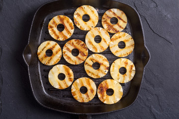 Grilled pineapple with honey