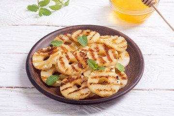 Grilled pineapple with honey
