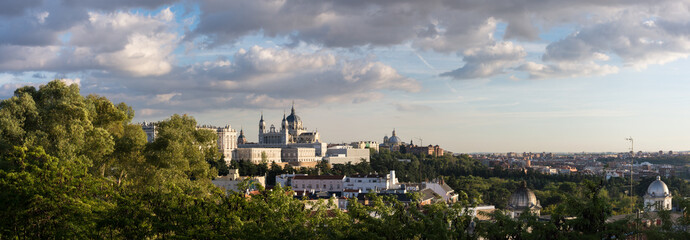 Naklejka premium Coucher de soleil sur Madrid et sa cathédrale