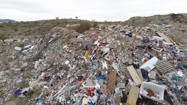 Escombros y monta&ntilde;a de basura desde dron