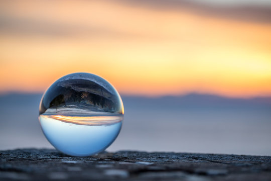 Glaskugel im Sonnenaufgang