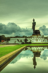 Obraz premium Large standing Buddha images are reflections of the surface water