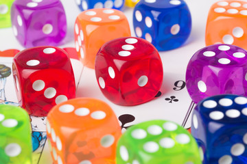 Würfel auf Spielkarten