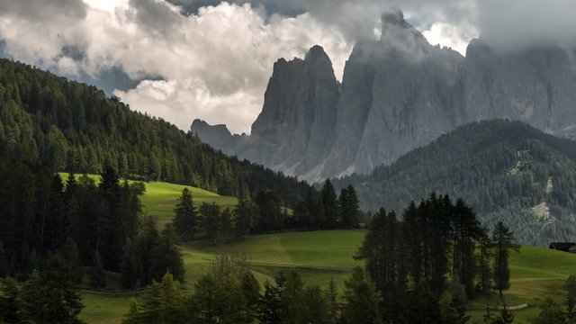 Berggipfel in Wolken verhüllt Dolomiten Zeitraffer