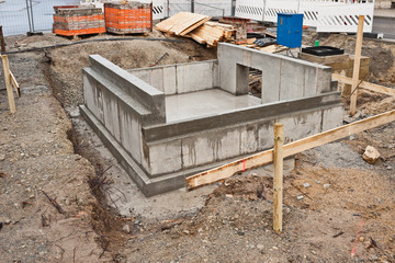Betonbau - Bauarbeiten an einem Fundament für einen Brunnen