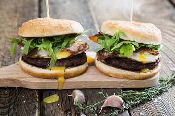 Hamburgers with fried egg and bacon
