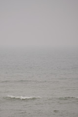 Nordseeküste an einem kalten, windigen und regnerischen Herbsttag mit grauem Himmel