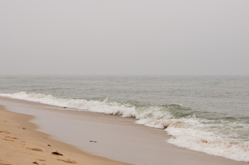 Nordseeküste an einem kalten, windigen und regnerischen Herbsttag mit grauem Himmel