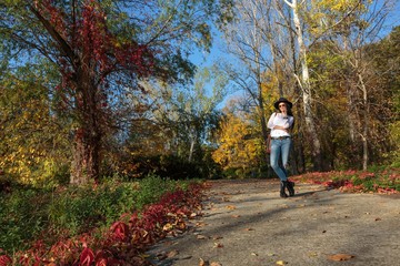 Obraz premium Young woman in nature (autumn)
