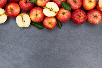 Äpfel Apfel rot Obst Schiefertafel Frucht Textfreiraum Copyspace Früchte von oben