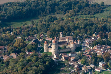 Fototapeta premium Vue aérienne du château de Blandy-les-Tours à l'est de Paris
