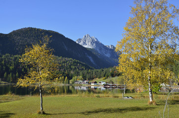 Fototapeta na wymiar Lautersee vor Wettersteinspitze bei Mittenwald