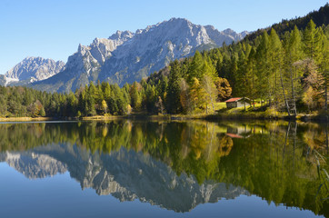 Fototapeta na wymiar Lautersee vor Karwendelgebirge bei Mittenwald
