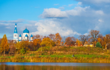 Fototapeta premium Rural autumn landscape on a lake on a Sunny day. Russia. The ancient town of Gatchina. Autumn 2017.