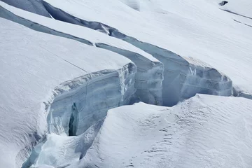 Selbstklebende Fototapete Gletscher Grosse Gletscherspalte im Aletschgletscher.
