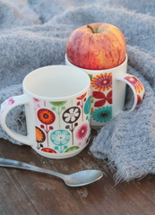 pomme rouge et tasse,vitamine,lainage en hiver