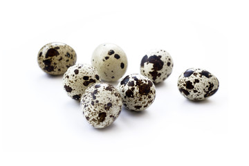 Obraz premium Quail eggs isolated on white background
