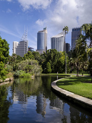 Obraz premium sydney downtown view, view of the downtonw of sydney reflected in the water. australia. park of the bay