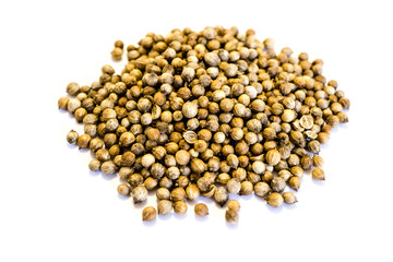 Koriander Koriandersamen isoliert freigestellt auf weißen Hintergrund, Freisteller
