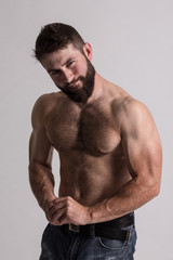 Beautiful young man, bearded, sexy and muscular, Beau jeune homme barbu, sexy et musclé qui pose