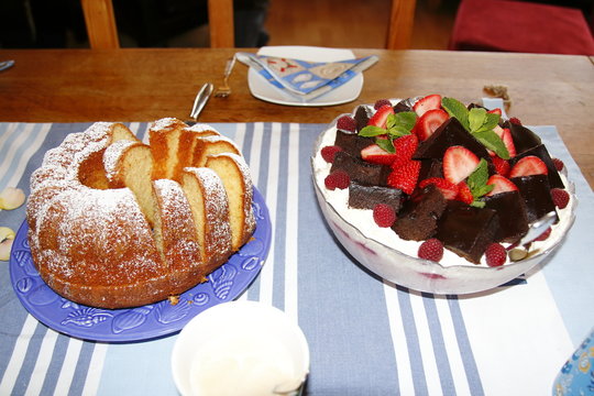 Kuchen und Dessert mit Brownies auf gedecktem Tisch