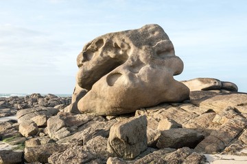 Fototapeta na wymiar rocher sur une plage