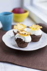 Obraz na płótnie Canvas Chocolate cupcakes with cream