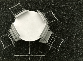Tisch und vier Stühle - 177570918