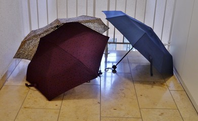 Drei Regenschirme trocknen