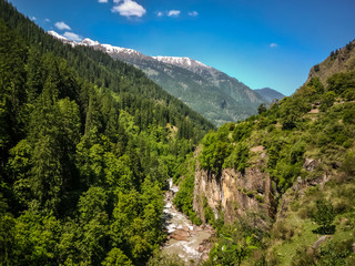 Fototapeta premium Beautiful view of Himalayan mountains on the trekking route to Kheerganga, Nakthan, Parvati valley, Himachal Pradesh, northern India