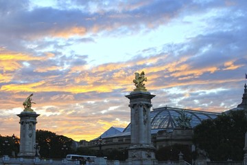 Obraz premium gold horses statues in their columns in Paris, France