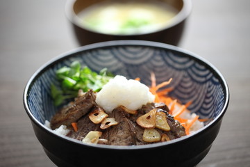 牛肉のステーキ丼