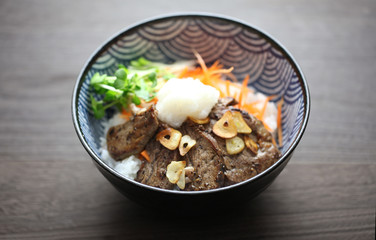 牛肉のステーキ丼