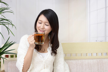 紅茶を飲み寛ぐ女性